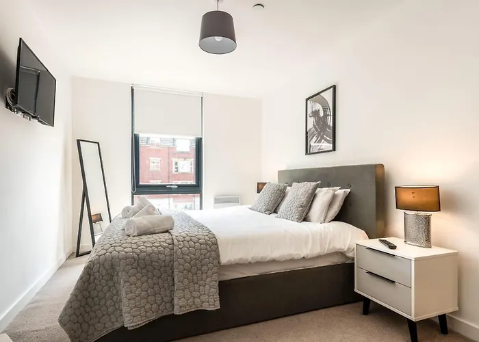 Superior With Balcony & Gym Apartament York